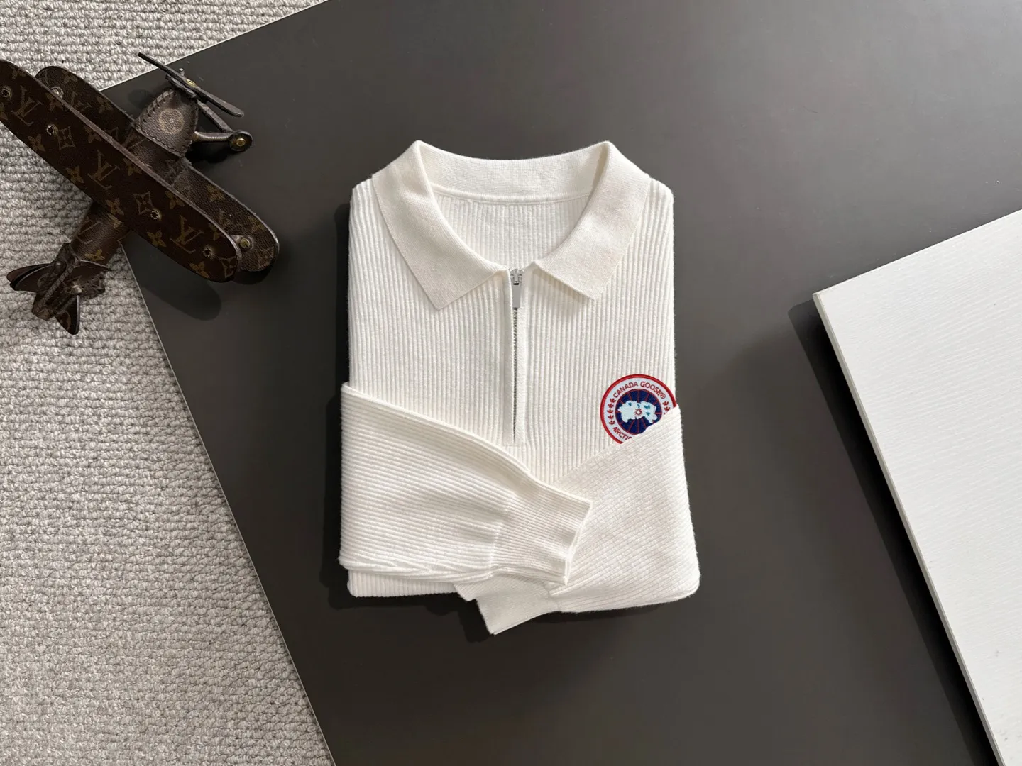 Next day shipping P360 Big Goose 2025 official website latest round neck sweater for autumn and winter, popular models are on sale at the same time at the counter! Specially made of wool blended fabric. It feels comfortable and can be directly in contact with the skin. The logo badge is exquisitely embroidered, which is extremely eye-catching! The details highlight the fashionable charm of big brands. Exquisite workmanship. Three-dimensional cutting style. The wearing effect is invincible and handsome! All three standards are complete! Size: M-3XL